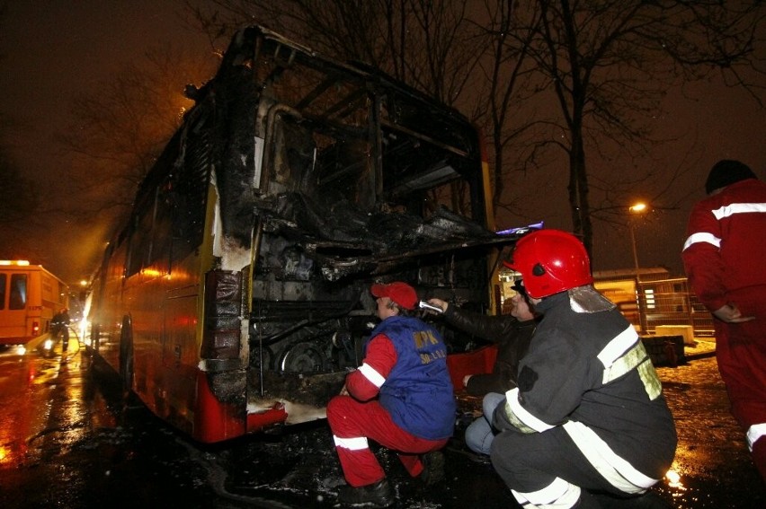 Wrocław: Pożar autobusu linii 149 na ul. Strzegomskiej (ZDJĘCIA)