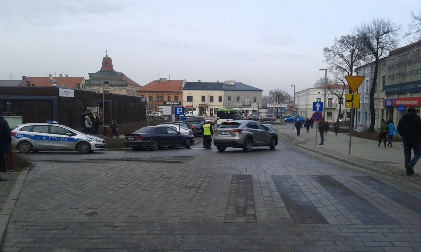 Samochód osobowy uderzył w autobus MZK na pl. Kościuszki w Tomaszowie Maz. [zdjęcia]