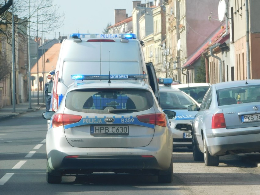 32-latek z Leszna uciekał przed kontrolą drogową. W policyjnym pościgu poszkodowany został policjant i uszkodzony radiowóz