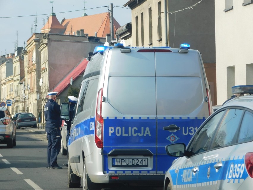 32-latek z Leszna uciekał przed kontrolą drogową. W policyjnym pościgu poszkodowany został policjant i uszkodzony radiowóz