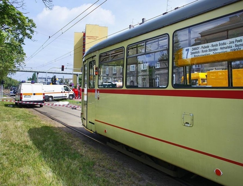 Poznań: Rowerzysta zginął w zderzeniu z tramwajem [ZDJĘCIA FILM]