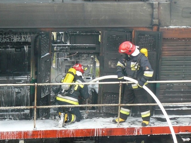 Przy gaszeniu ognia strażacy pracowali w maskach tlenowych