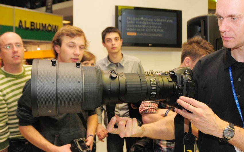 Obiektyw Nikkor AF-S 400 waży ponad 4,5 kg, a aparat Nikon...