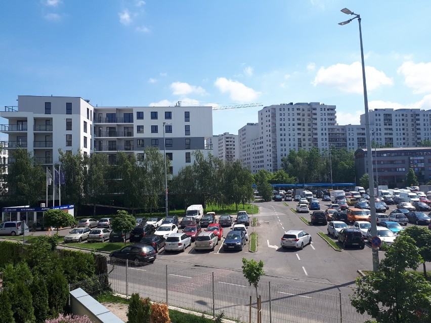 Tesco, Górczewska. Największy darmowy parking na Bemowie od czerwca będzie płatny. Kłopoty mieszkańców