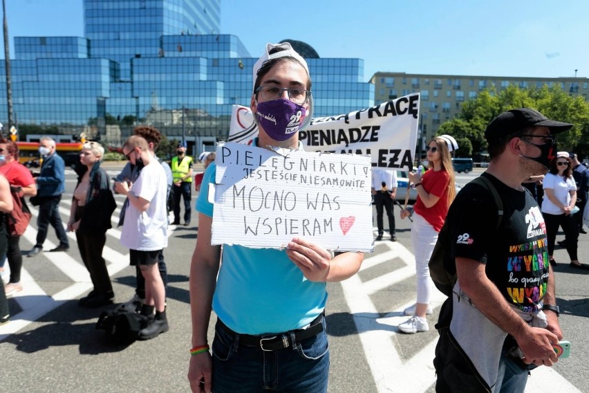 Strajk ostrzegawczy pielęgniarek i położnych w całej Polsce. „Nie godzimy się na minimalne płace, na minimalne normy, albo wręcz ich brak”