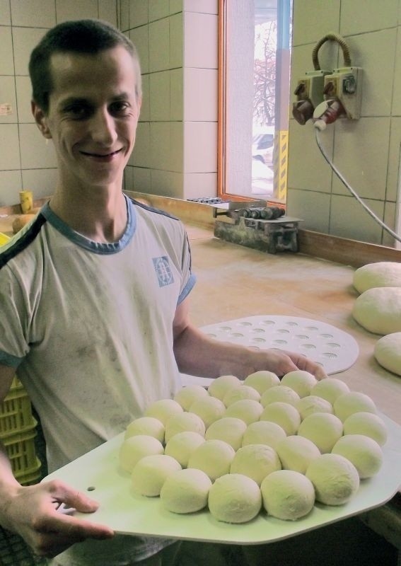 Piotr Kobylski z Lubina jest zawodowym piekarzem od 4 lat