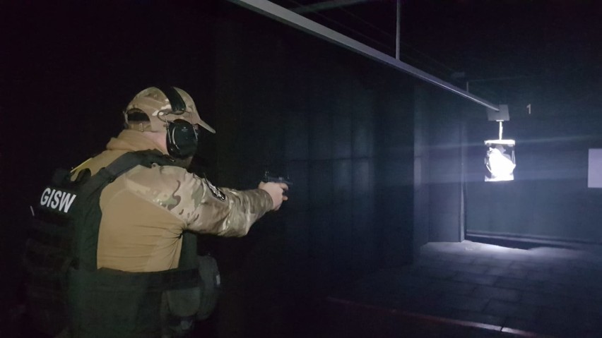 Funkcjonariusze grupy interwencyjnej z Zakładu Karnego w Rawiczu trenowali na strzelnicy. Wśród zagadnień prowadzenie ognia w ciemnościach