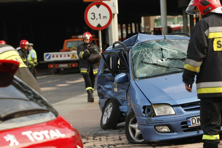 Wrocław: Wypadek na Trzebnickiej, zawinił kierowca mitsubishi (ZDJĘCIA)