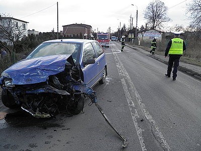 Wypadek w Stanowicach. Kierowca był pijany, a poszkodowany pasażer uciekł ze szpitala [ZDJĘCIA]
