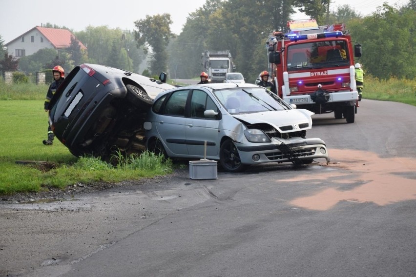 Wypadek w Ładnej. Groźnie wyglądające zderzenie dwóch samochodów osobowych [ZDJĘCIA]