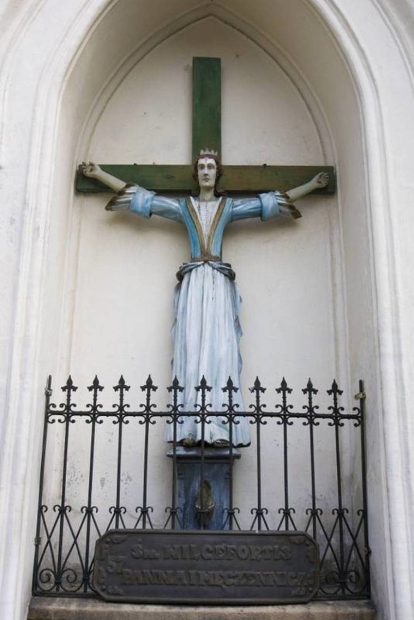 Kobieta o twarzy Chrystusa na krzyżu. Znajdziesz ją w Wambierzycach 