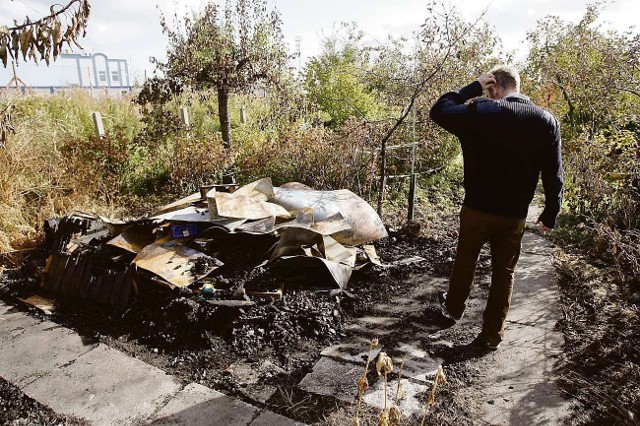 Kupa spalonych desek i kilka garści popiołu pozostało po ostatnim pożarze na Olszynce