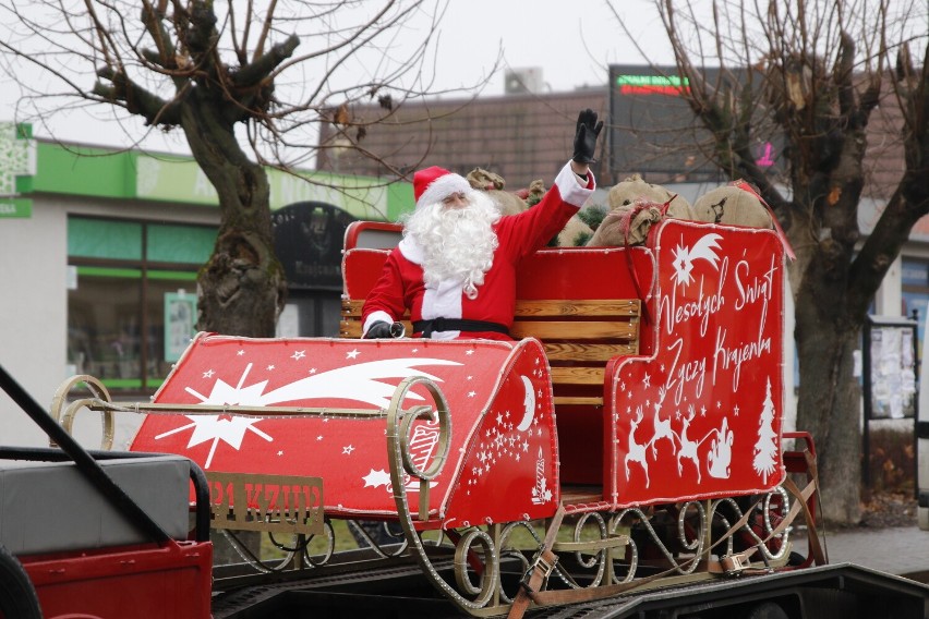  W Krajence dzieci przywitały Świętego Mikołaja, który przyjechał do nich saniami i rozdał cukierki