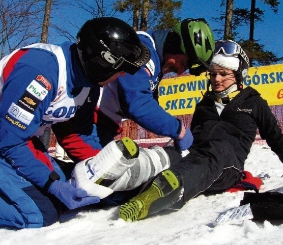 Luty 2012. Goprowcy na stokach Skrzycznego podczas Zimowych...