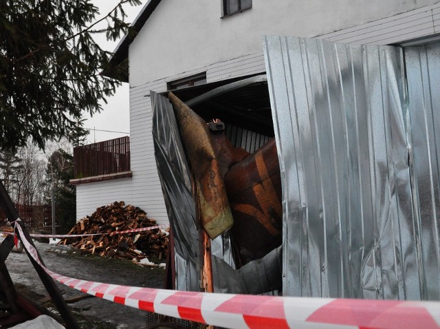 Wyrwane z zawiasów drzwi od kotłowni przeleciały kilka metrów i przepołowiły blaszany garaż