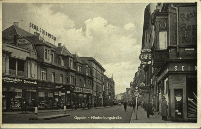 Opole na przedwojennych pocztówkach. Rok 1938. Widok w dół Hindenburgstrasse (teraz ul. Krakowska) w stronę dworca kolejowego. Zdjęcia wykonane na rogu obecnej ul. Mozarta, po prawej widoczny jest szyld nieistniejącego hotelu Forms.