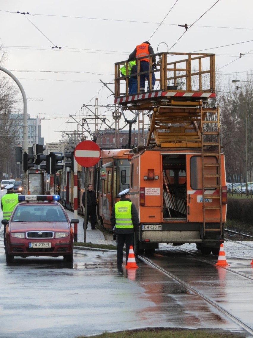 Wrocław: Zerwana trakcja, tramwaje nie dojeżdżały na pętlę przy ul. Ślężnej (ZDJĘCIA)