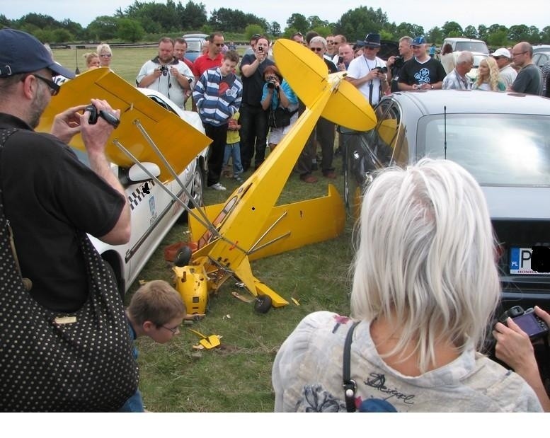 Piper Cub uderzył w zaparkowane samochody