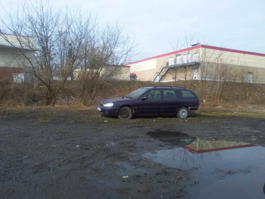 Pozostawione auto niedaleko Biedronki przy DK 78