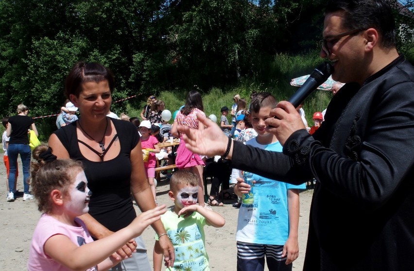 Nowy Sącz. Osiedle Falkowa bawiło się z gwiazdą disco polo Kordianem. Były też inne atrakcje [ZDJĘCIA]