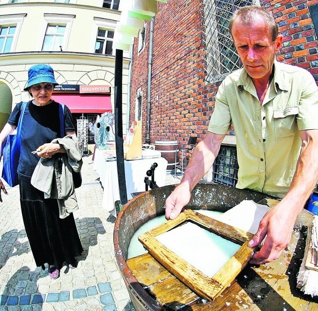 Na otwarciu Dolnośląskiej Informacji Turystycznej pojawili się papiernicy z Dusznik-Zdroju
