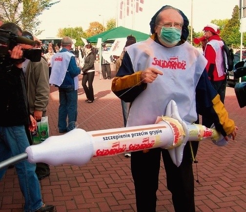 Związkowcy protestowali z ogromnymi strzykawkami w dłoniach i maseczkach na twarzach