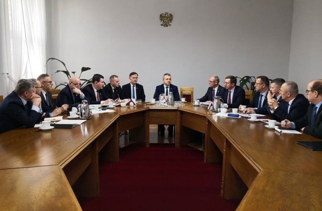 Przedstawiciele Konwentów Starostów, Burmistrzów i Wójtów, w tym burmistrz Golubia-Dobrzynia Mariusz Piątkowski, spotkali się z władzami województwa, by poznać rozwiązania  dotyczące Funduszu Dróg Samorządowych.
