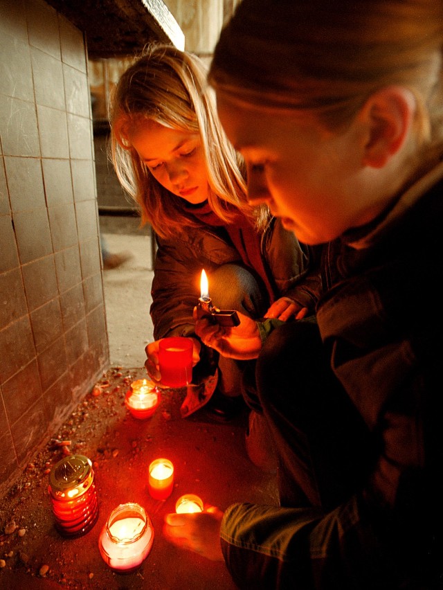 To zdjęcie zrobiliśmy 6 lutego 2002 roku pod kopalnią. Mieszkańcy spontanicznie zapalali znicze.