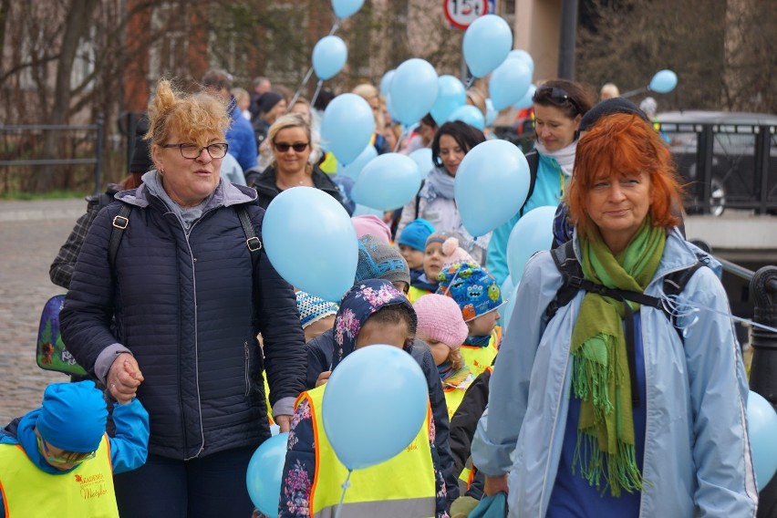 "Błękitny Marsz" przeszedł ulicami Bydgoszczy. Przedszkolaki wypuściły w powietrze balony [zdjęcia, wideo]