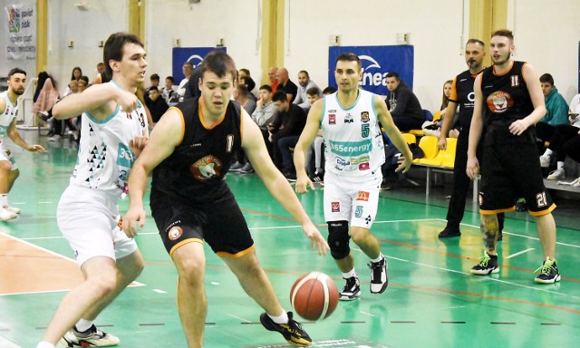 W meczu III ligi mężczyzn KS Basket Piła – Powiat Pilski uległ u siebie PGE Spójni Stargard 69:92  Pilanie przegrali wysoko pierwszą i ostatnią kwartę tego spotkania