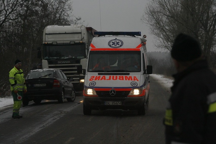 Bus koziołkował na drodze Lubin - Legnica. Osiem osób zostało rannych (FOTO)
