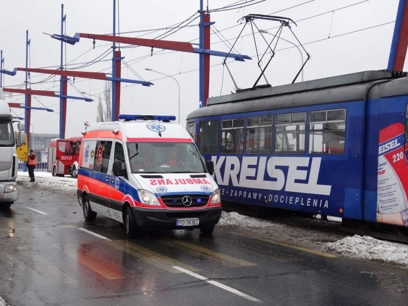 Poznań: Dwie kobiety wpadły pod tramwaj na Moście Dworcowym [ZDJĘCIA]