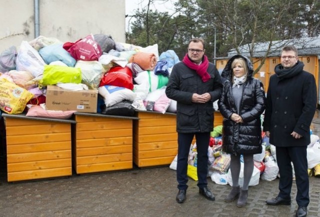 Zebrane dary prezydent Radosław Witkowski przekazał radomskiemu schronisku dla zwierząt.