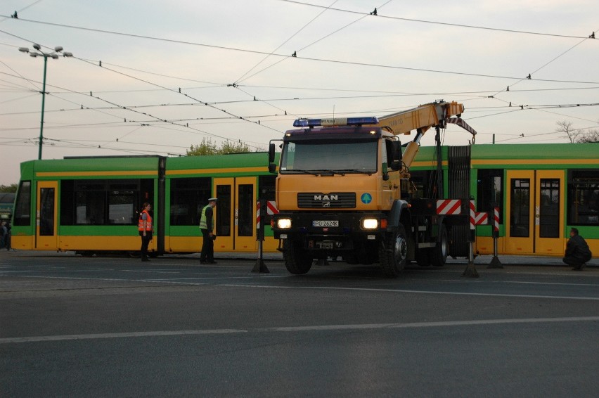 Poznań: Zablokowany Most Teatralny - tramwaj wypadł z szyn (ZDJĘCIA)