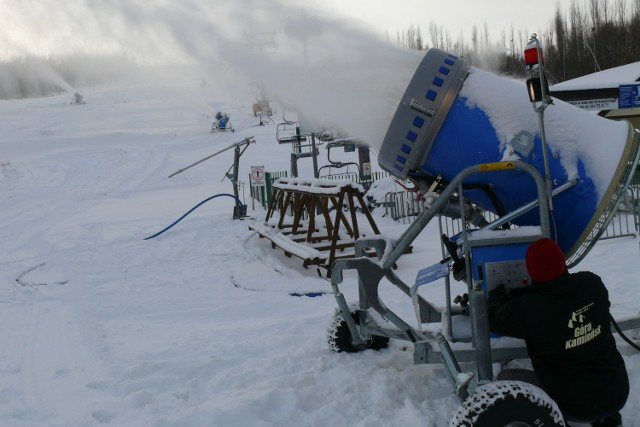 Trasy narciarskie na górze Kamieńsk naśnieżane są przez wszystkie armatki śnieżne