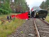 Młody kurier, który wjechał pod szynobus na rogatkach Bobowicka ma się lepiej. – Stan stabilny – mówią lekarze. 