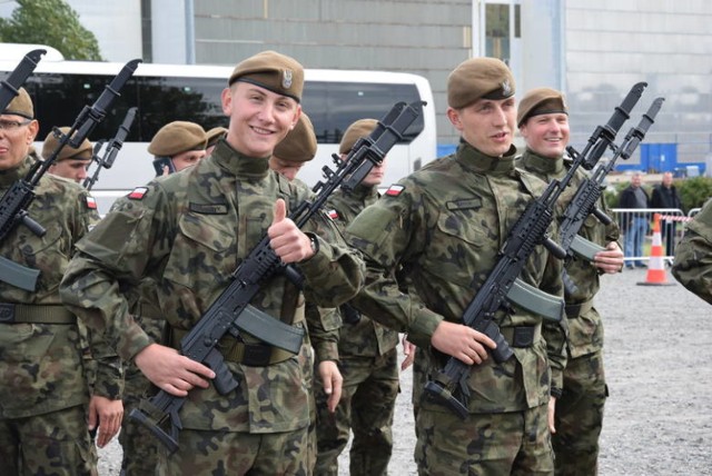 Żołnierze malborskiego batalionu podczas uroczystej przysięgi 30 września przy Nabrzeżu Oksywskim w Gdyni.