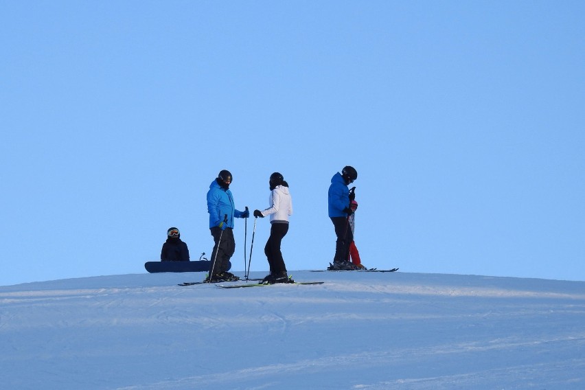 Sezon narciarski na Jurze trwa w tym roku wyjątkowo krótko. Właściciele stacji mają nadzieję, iż uda im się utrzymać otwarte ośrodki tak długo, jak będzie to możliwe.