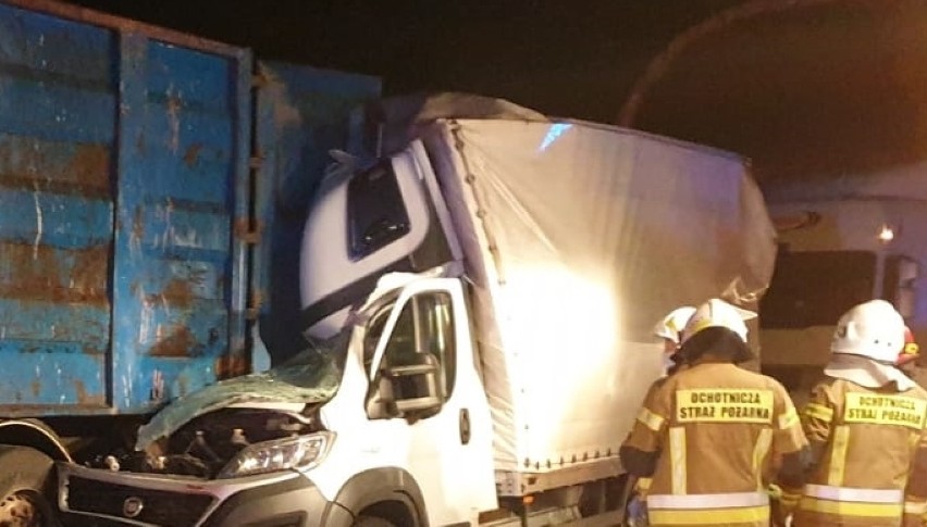 Wypadek na DK 1 w okolicach Kamieńska. Samochód dostawczy zderzył się z ciężarówką. Jedna osoba ranna [ZDJĘCIA]