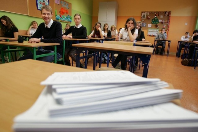 Uczniowie z poznańskiego Gimnazjum nr 50 podczas próbnego egzaminu