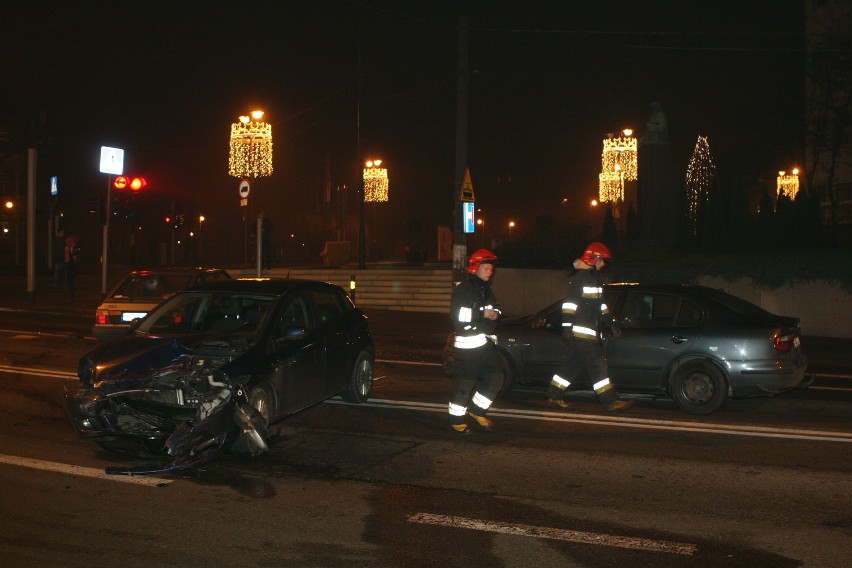 Wypadek na skrzyżowaniu Miarki i Mikulczyckiej w Zabrzu [ZDJĘCIA]. Zderzyły się trzy samochody