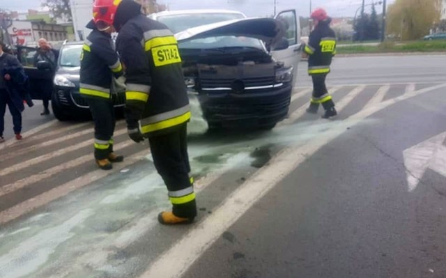 Na rondzie tuż po godz. 12 zderzyły się dwa samochody - dostawczy volkswagen i osobowy peugeot. Ten ostatni pojazd wjeżdżał na rondo od strony ul. Jagiellońskiej. Wstępnie ustalono, że to jego kierowca wymusił pierwszeństwo.

Na miejscu strażacy usuwają wycieki płynów, jeden pas ruchu na rondzie jest zamknięty. Utrudnienia potrwają jeszcze ok 30 minut.


"Dojrzalsi". Nowy program skierowany do seniorów (odc. 1)

