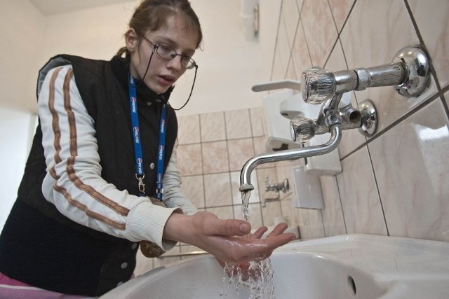 13-letnia Ania myje dłonie w szkolnej łazience