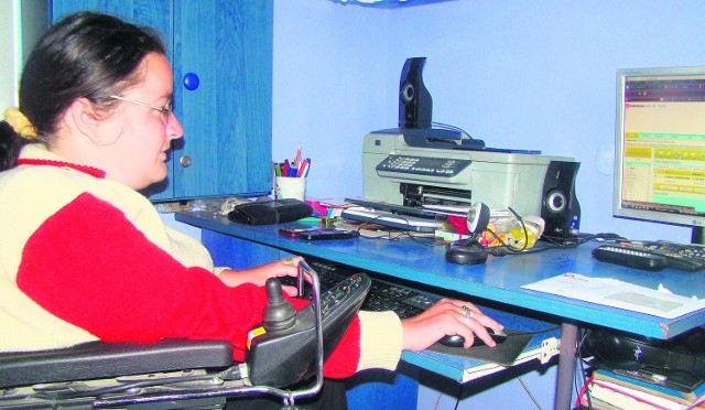Niepełnosprawna Karina ma kłopoty z poruszaniem się, ale praca przy komputerze nie sprawia jej większych kłopotów