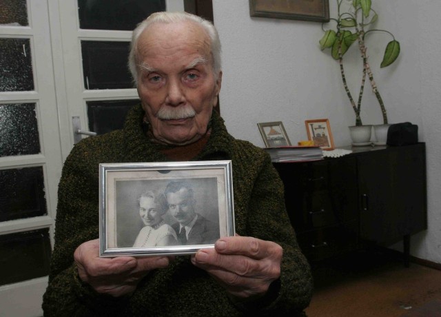 Zabrze 2009: Czesław Blicharski ze zdjęciem swojej ukochanej Kazimiery