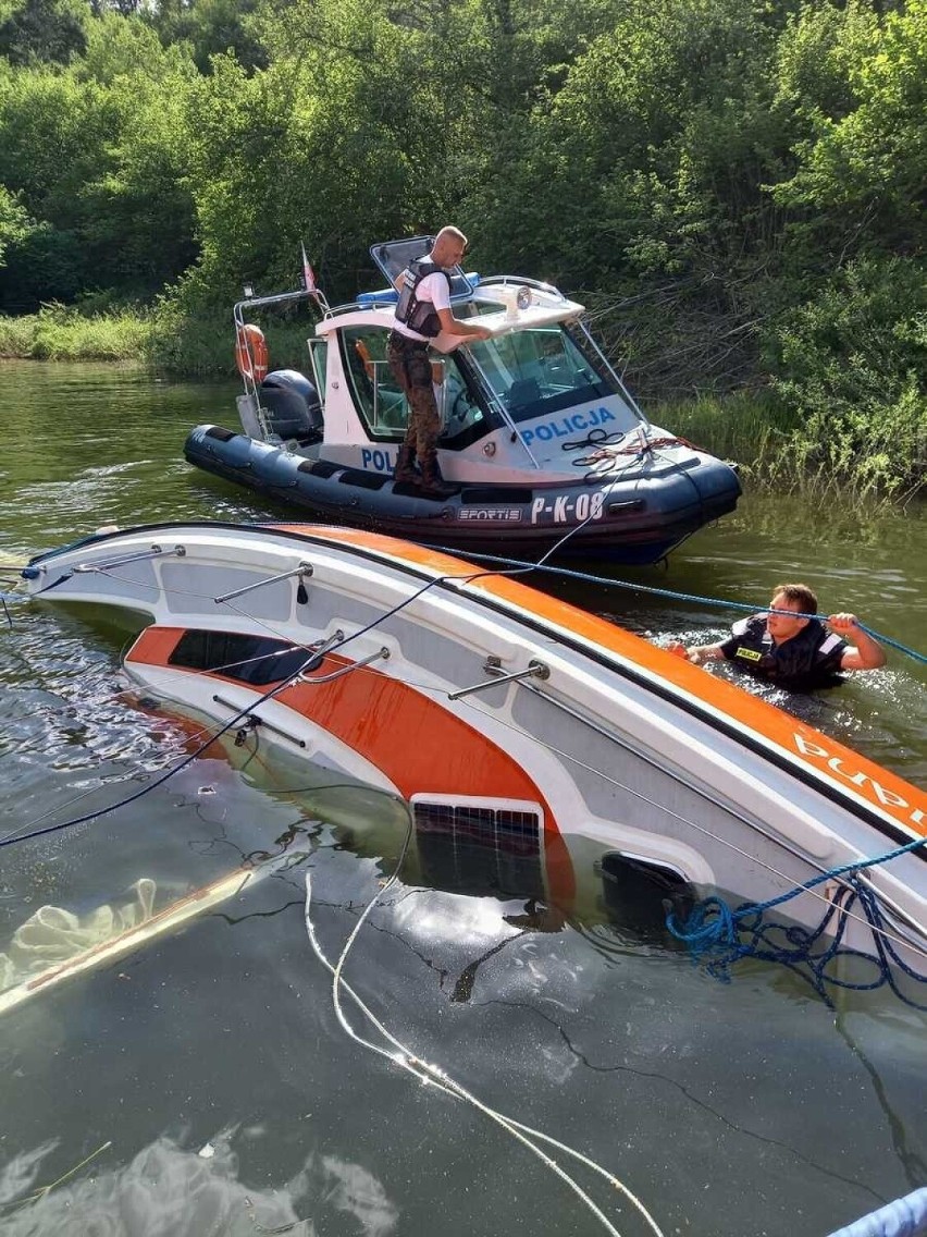 O krok od tragedii na Jeziorze Solińskim! Do wody wpadło czterech mężczyzn i pies [ZDJĘCIA]