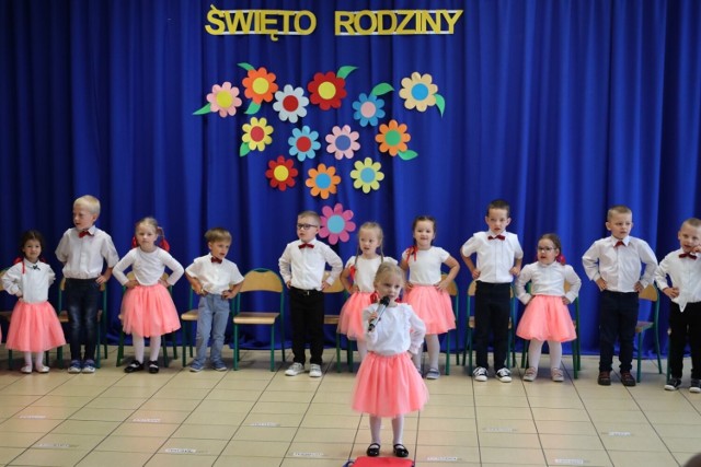 Podczas krótkiego programu artystycznego dzieci popisały się w śpiewie, recytacji, a także w tańcu.