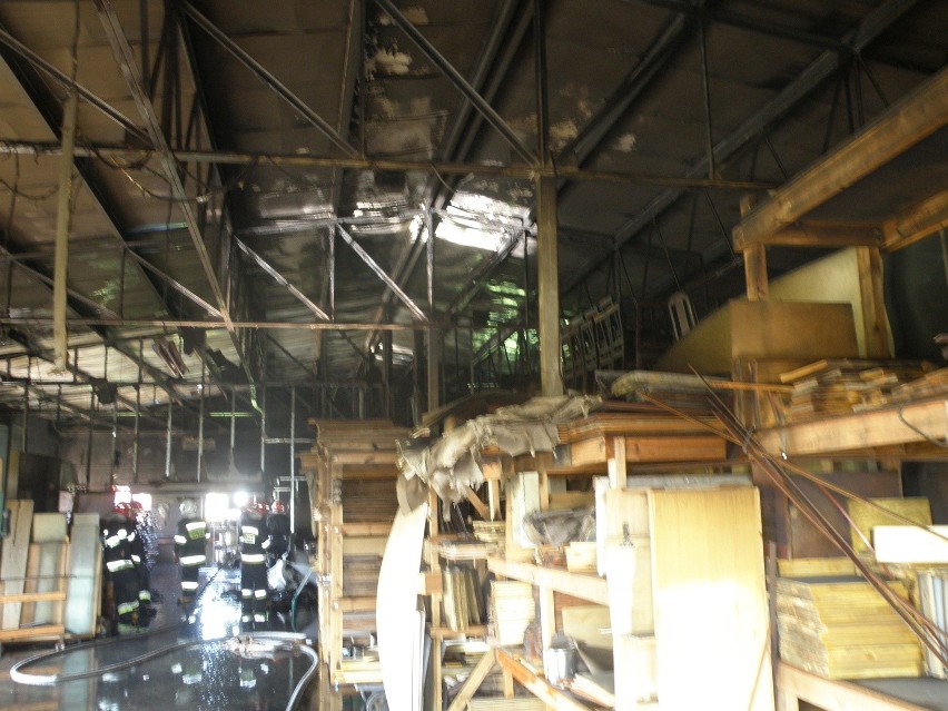 Pożar fabryki mebli w Pabianicach [ZDJĘCIA]