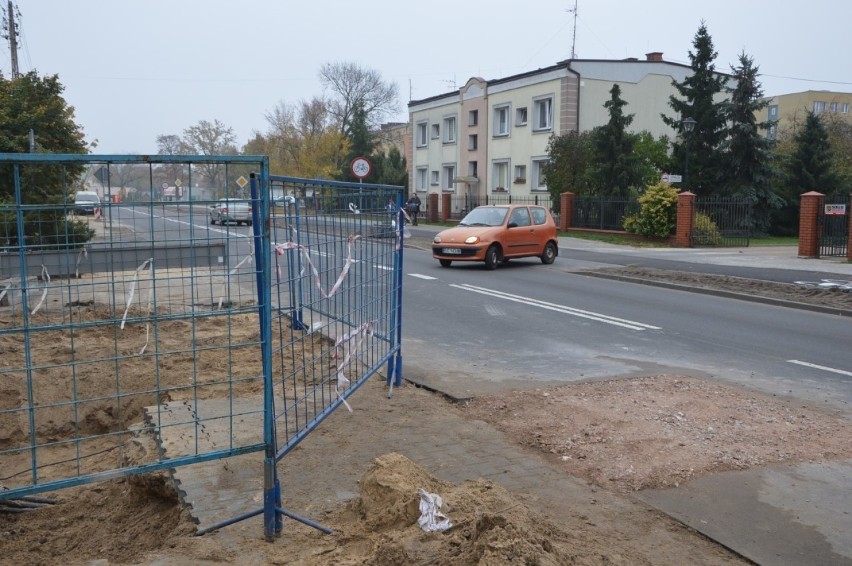 Na ulicy Topolowej w Łowiczu zrywają nowy asfalt. Kto zawinił? [ZDJĘCIA]