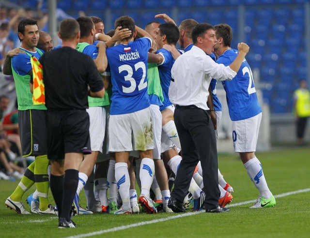 Trener Mariusz Rumak i piłkarze Lecha Poznań cieszą się z gola Aleksandara Tonewa.